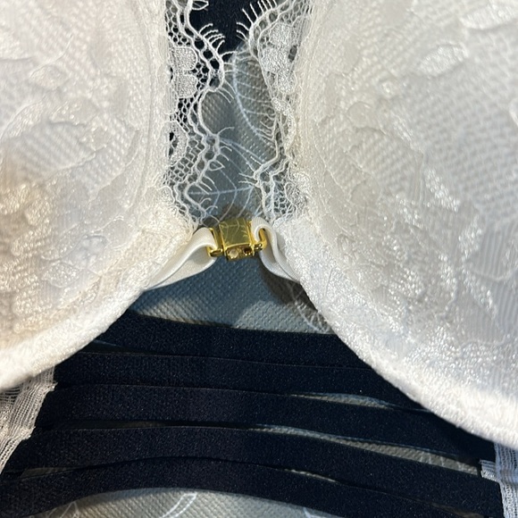 La Senza Classic Plunge Padded Bra. - Picture 2 of 6